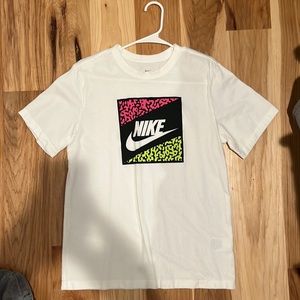 White nike tee